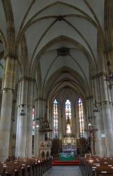 Kirchenschiff und Altar