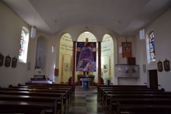 Kirche; Altar; Kirchenschiff