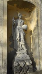 Statue vor der Kirche: Christus-Salvator Mundi
