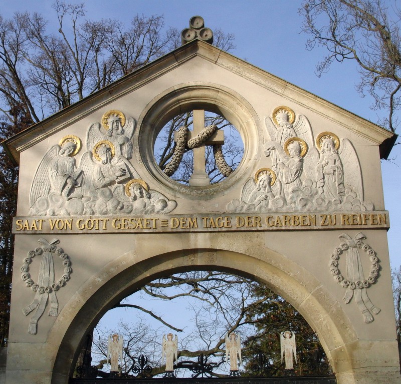 Friedhofseingang