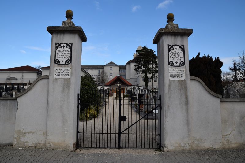 Friedhofseingang
