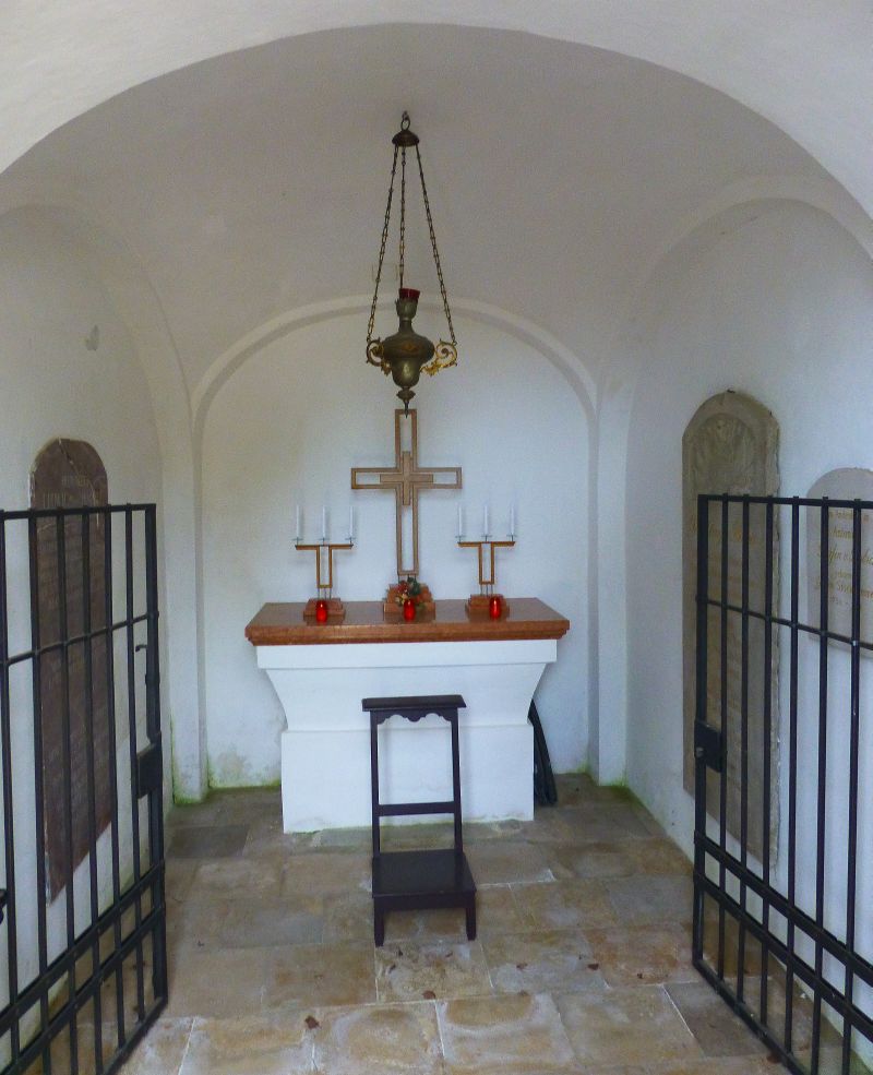 Friedhofskapelle; Altar