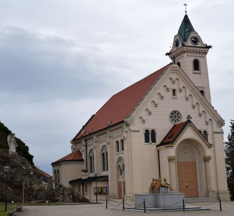 Kirche; Brunnen; Kriegerdenkmal