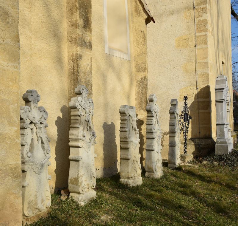 Katholische Kirche St. Nikolaus Altlichtenwarth - alte Grabsteine bei der Kirche