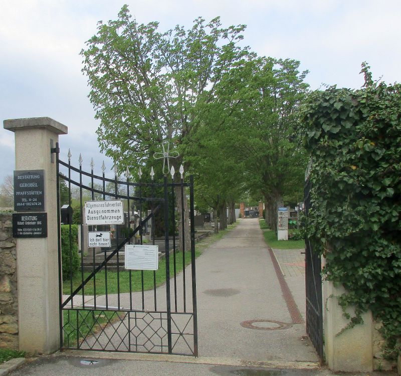 Friedhofseingang
