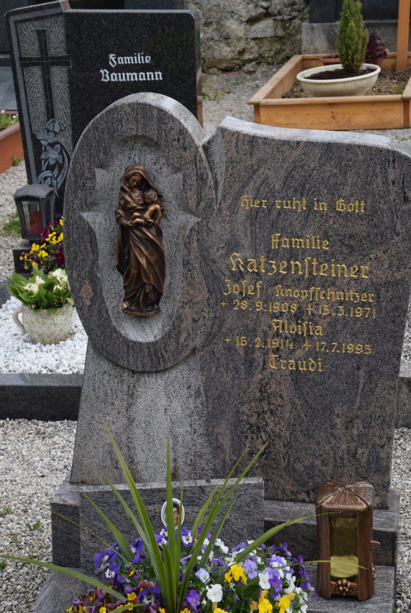 Katzensteiner; Knopfschnitzer