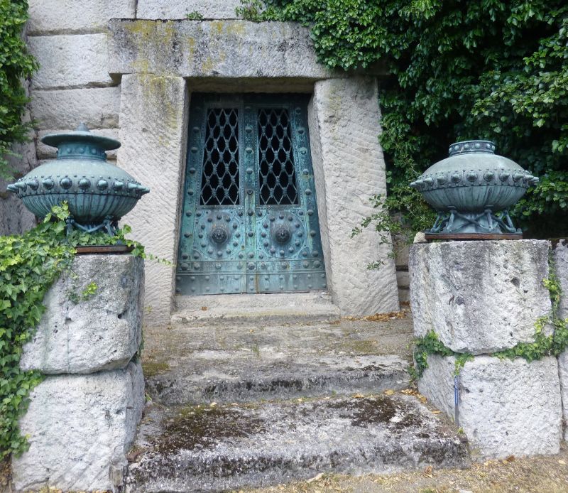 Unbekannt; Mausoleum