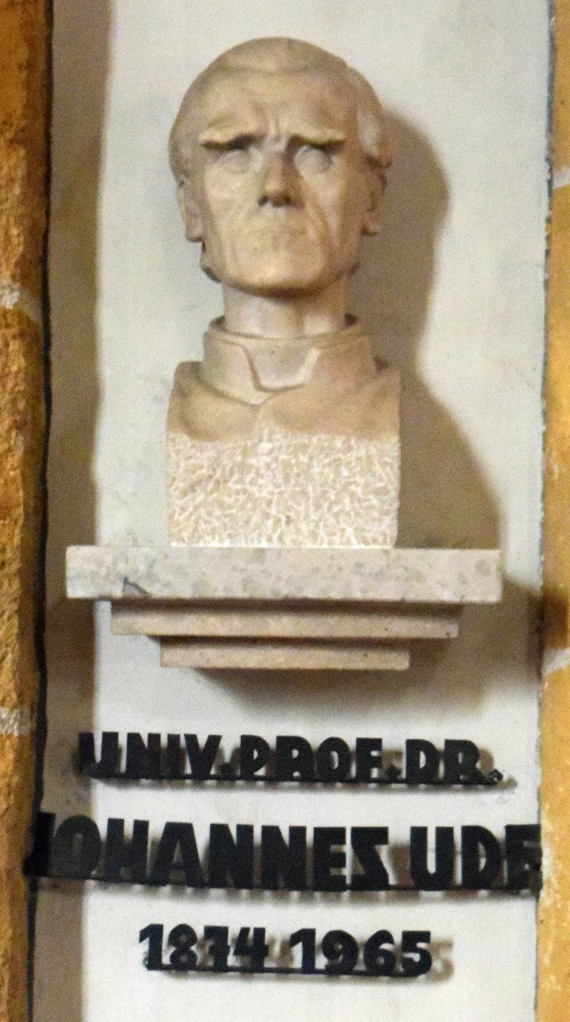 Ude