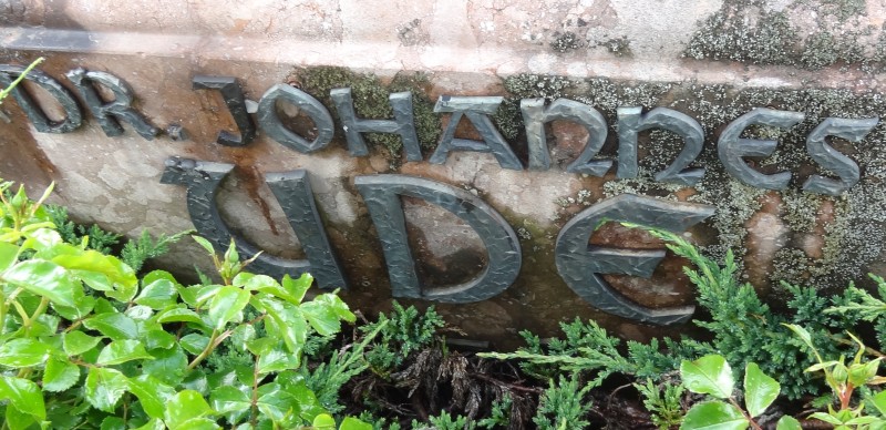 Ude