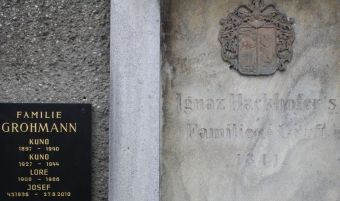 Grohmann; (1. Grabstein)
Hackhofer (2. Grabstein)