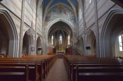 Kirche; Altar; Kirchenschiff