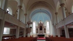 Evangelische Pfarrkirche -
Kirchenschiff; Altar
