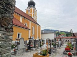 Pfarrkirche St. Achatius in Schladming -
Friedhof und Kirche