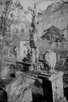 Friedhofskreuz; Totengräberhaus; Ziehbrunnen