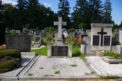 Friedhofsblick - im Vordergrund: Rucker; Rucker geb. Reya von Marienfeld; Möller; Möller geb. Rucker; Höger-Möller